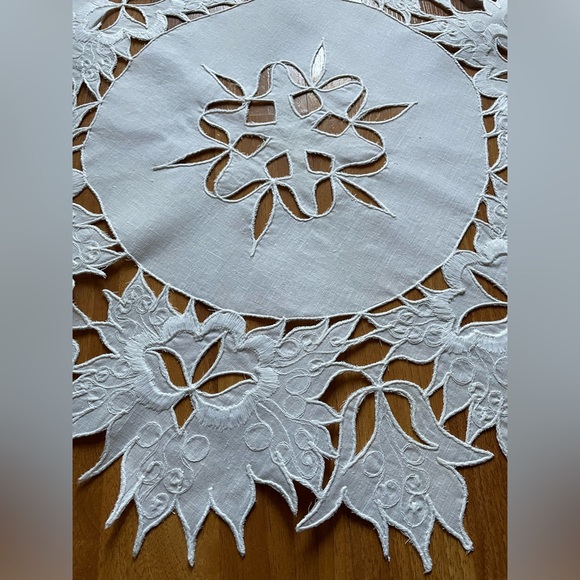 Embroidered round tablecloth - Picture 4 of 7